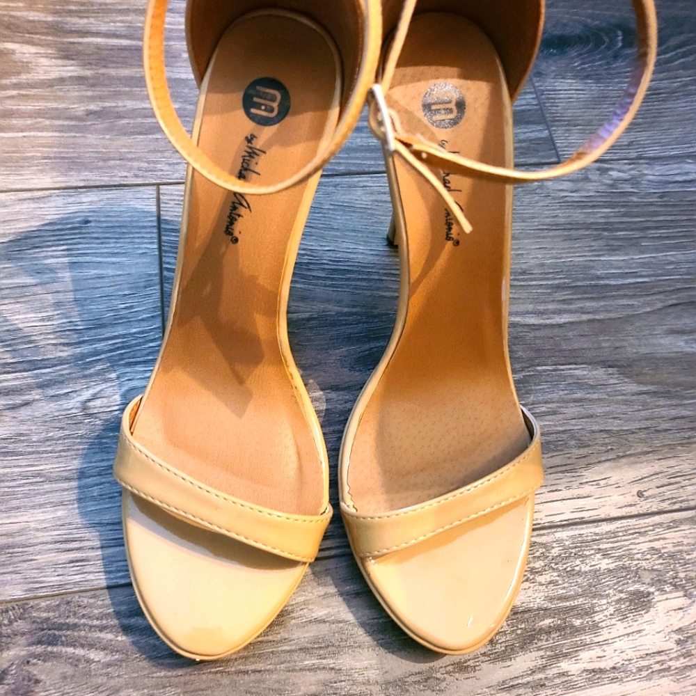 Nude heels 👠